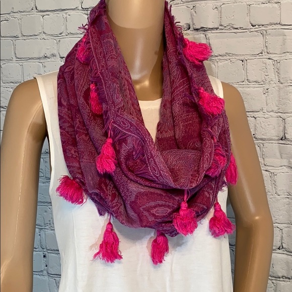 Accessories - ❤️ 3/$25❤️ Scarves Bundle